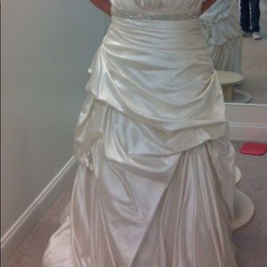 IVORY A LINE WEDDING DRESS SIZE 24.